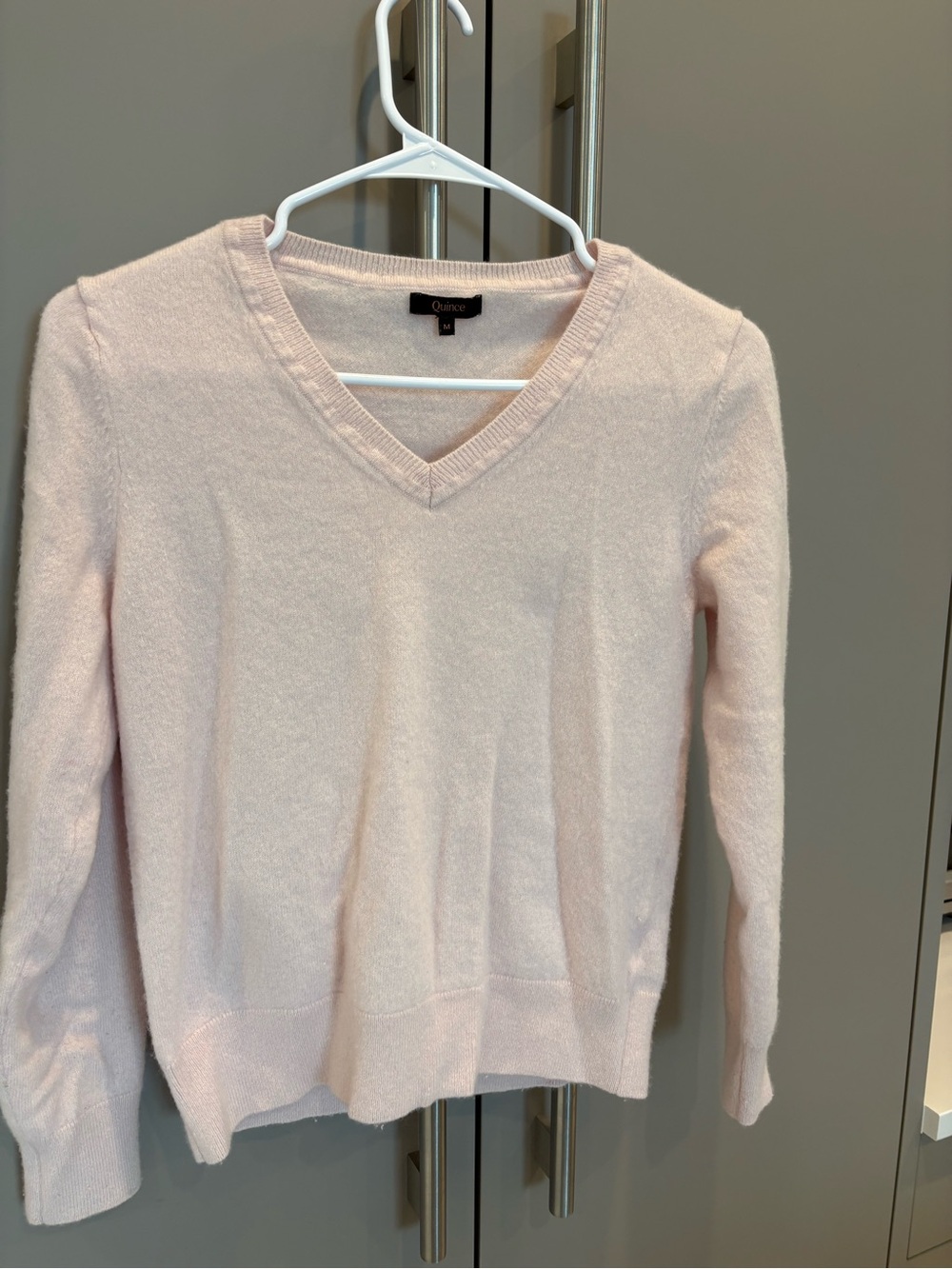 Quince 100% Cashmere V-Neck Sweater Blush Pink Quiet Luxury - size M
Flawed